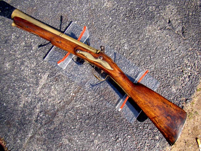 An English Queen Anne period  brass barreled flintlock sea service blunderbuss by Thomas Green dated 1708. — image 2